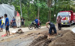 INFRASTRUKTUR PONOROGO : Pipa PDAM Pecah Terlindas Truk, Aliran Air ke Rumah Warga Mati