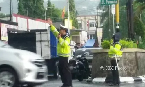 AKSI POLISI : Atur Lalu Lintas Saat Hujan Deras, Polisi Ungaran Picu Pro dan Kontra