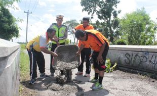 KISAH INSPIRATIF : Polisi Klaten Urunan dan Bekerja Bakti Menambal Jalan Rusak