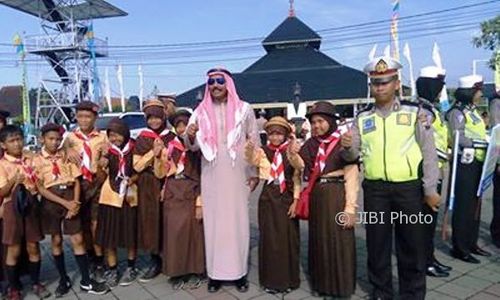 SIMPATIK CANDI 2017 : Wah, Tiruan Raja Salman Menyapa Pramuka Demak