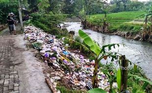 KEBERSIHAN SEMARANG : Tepi Sungai Ungaran Penuh Sampah, Netizen Sindir Warga