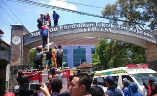 Pegawai Honorer FKIP UNS Tewas Tersetrum Dibawa ke Labfor