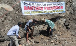 AIR BERSIH KLATEN : Warga Tegalmulyo Gali Mata Air di Kali Krasak