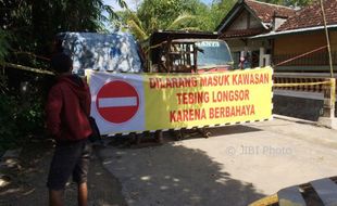 LONGSOR GUNUNGKIDUL : Polisi Amankan Dua Truk dan Satu Unit Backhoe