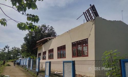 PENDIDIKAN KARANGANYAR : Atap Gedung Laboratorium SMPN 3 Jumapolo Ambrol