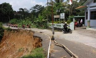 INFRASTRUKTUR KARANGANYAR : Longsor Tak Kunjung Diperbaiki, Jalan Kabupaten di Jatiyoso Nyaris Putus