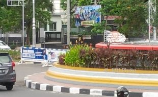 Duh, Tanpa Malu Pria Ini Mandi di Bundaran Air Mancur Jl. Pahlawan Dekat Kantor Gubernur