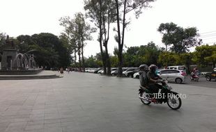 PERPARKIRAN SOLO : Banyak Mobil Parkir di Depan Plaza Manahan, Pengunjung Sunday Market Terganggu