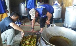 LONGSOR PONOROGO : Masak Hampir 24 Jam, Setiap Hari 3.000 Bungkus Nasi Disediakan