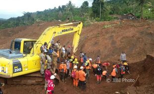 LONGSOR PONOROGO : Hari Ketiga Pencarian, Petugas Tak Dapatkan Hasil