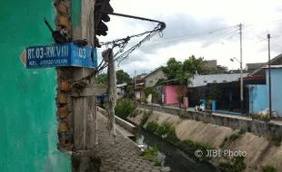 INFRASTRUKTUR SOLO : Hujan Deras, Talut Kali Jenes Ambrol Penuhi Dasar Sungai