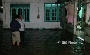 BANJIR KLATEN : Luapan Air Genangi Jalan Jogja-Solo dan Permukiman