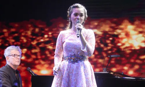 KONSER DI JOGJA : Begini Aksi Putri Ayu dan Marcell bersama David Foster