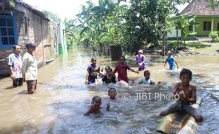 BANJIR KLATEN : Terkepung Banjir, Akses 8 Keluarga Tertutup