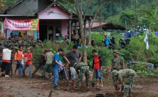 LONGSOR PONOROGO : 19 Unit Barak Pengungsian Dibangun di Lokasi Bencana