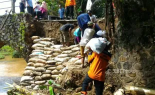 BENCANA WONOGIRI : Talut Ambrol, Jembatan Antardusun di Eromoko Terancam Putus