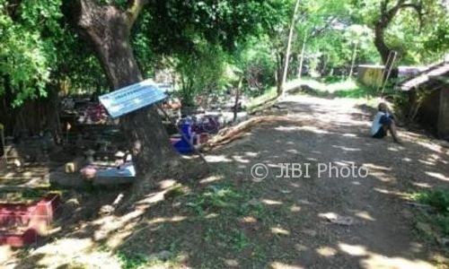 PROYEK BENDUNG KARET TIRTONADI : Ahli Waris Bongkar Makam di Bantaran Kali Anyar