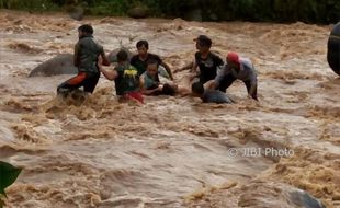 2 Pelajar Terseret di Sungai Grape Ditemukan Tewas Penuh Luka