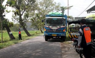 RAZIA SRAGEN : Langgar Batas Tonase, Puluhan Truk Dapat Surat Tilang