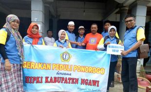 LONGSOR PONOROGO : Hipki dan FKBM Ngawi Bantu Korban Longsor Banaran