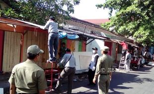 PENATAAN PKL SOLO : Ditempatkan di Pasar Klewer, Kios PKL Jl. Hasyim Ashari Dibongkar