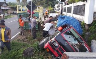 KECELAKAAN KARANGANYAR : Mobil Pengangkut Sayuran Terperosok Ke Parit di Karangpandan