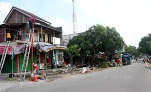 KECELAKAAN SRAGEN : Habis Antar Rombongan Ziarah, Bus Pariwisata Seruduk 2 Lapak PKL dan 1 Toko