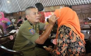 PERINGATAN HARI KARTINI : Begini Jadinya Saat Bapak-Bapak Pejabat Pemkab Klaten Merias Wajah Istri