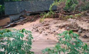 LONGSOR PONOROGO : Desa Banaran Siaga Setelah Banjir Bandang, Petugas Buat Sodetan