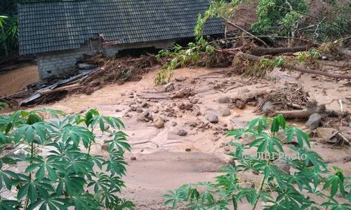 LONGSOR PONOROGO : Desa Banaran Siaga Setelah Banjir Bandang, Petugas Buat Sodetan