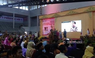 Ibu Negara Dirayu Siswa SMK, Presiden Jokowi Diminta Tak Cemburu