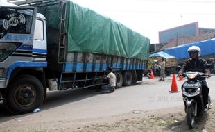 KECELAKAAN SRAGEN : Terperosok ke Lubang Jalan, Truk Tronton Tergelincir