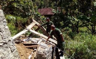 LONGSOR SRAGEN : 1 Rumah Roboh dan 3 Rumah Terancam Longsor di Objek Wisata Bayanan