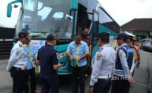 TRANSPORTASI KARANGANYAR : Langgar Aturan, 9 Pengemudi Bus Dapat Surat Tilang dan Pembinaan