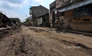 INFRASTRUKTUR SOLO : Rumah Rusak akibat Pengerukan Jalan, Warga Jagalan Tuntut Perbaikan