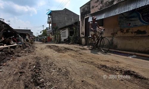 INFRASTRUKTUR SOLO : Rumah Rusak akibat Pengerukan Jalan, Warga Jagalan Tuntut Perbaikan