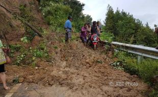 BENCANA WONOGIRI : Longsor, Jalur Jateng-Jatim via Pucung Kismantoro Terputus