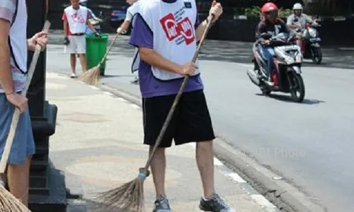 KEBERSIHAN SEMARANG : Napi 2 LP Bersihkan Trotoar Baiturrahman