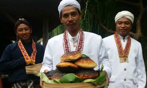 JUMENENGAN DALEM : Pernik Sugengan, Dari Apem hingga Tumpeng Yuswo