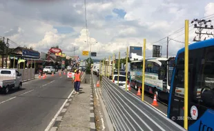 PROYEK JALAN JOGJA-SOLO : Kendaraan Besar Masih Ngotot