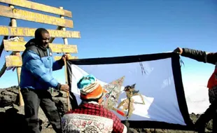 KAMPUS JOGJA : Ekspedisi Mapala, Wayang Kulit Dipentaskan di Puncak Tertinggi Afrika