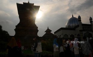 FOTO WISATA KUDUS : Masjid Menara Kudus Sasaran Peziarah