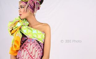 FASHION WANITA : Pesona Warna Batik untuk Tampil Cantik nan Elegan