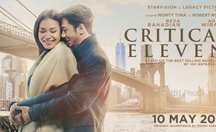 Akting Reza Rahadian dan Adinia Wirasti di Critical Eleven Bikin Baper