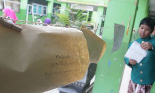 Siswa SD Unggulan Aisyiyah Tulis Surat untuk Kartini