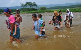 FOTO HARI KARTINI : Seberangi Sungai demi Kartinian di Kudus