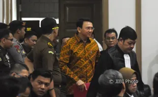 Ekspresi Ahok Sebelum Vonis Hakim, Tersenyum Bawa Bunga