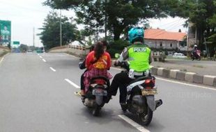 AKSI POLISI : Bantu Dorong Sepeda Motor, Polisi di Kendal Malah Jadi Gunjingan