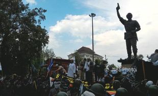 FOTO DEMO SOLO : Massa Gelar Aksi Bela Islam di Gladak