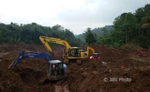 LONGSOR PONOROGO : 1.000 Orang Berdoa Bersama untuk Korban Tanah Longsor Banaran